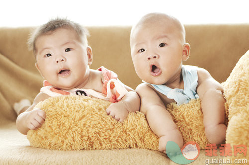 彩色背景,双胞胎,休闲装,看,可爱的_981f3932d_Twins portrait_创意图片_Getty Images China