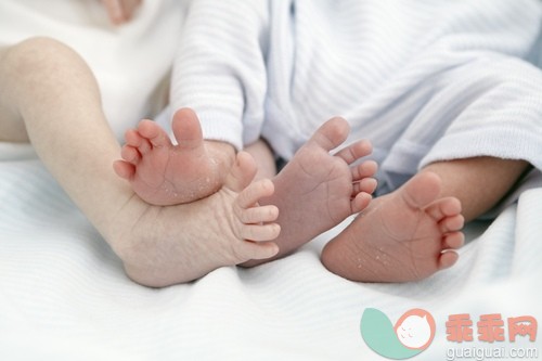 兄弟,白人,部分,可爱的,白昼_gic14791074_Two week old fraternal twins._创意图片_Getty Images China