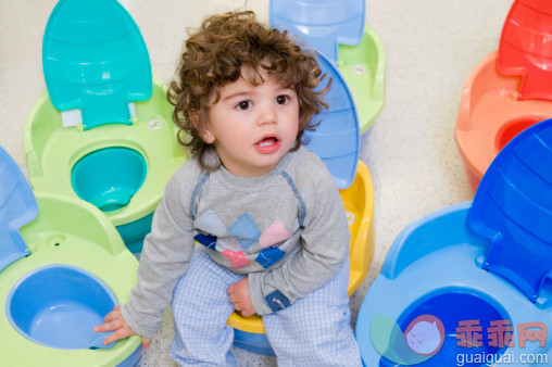 白色,人,人造物,休闲装,商务_142546919_Baby boy sitting on a pot seat in a supermarket_创意图片_Getty Images China