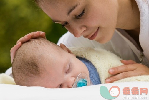 人,2到5个月,户外,深情的,白人_80706050_Sleeping baby boy with mother_创意图片_Getty Images China