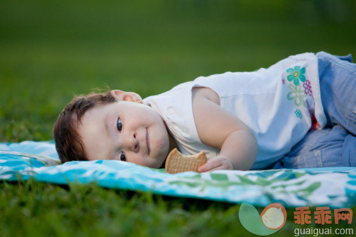 人,饮食,婴儿服装,户外,曲奇_144133440_Little girl with cokkie_创意图片_Getty Images China