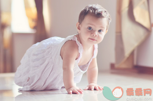 人,婴儿服装,室内,棕色头发,白人_158695047_Crawling baby girl_创意图片_Getty Images China