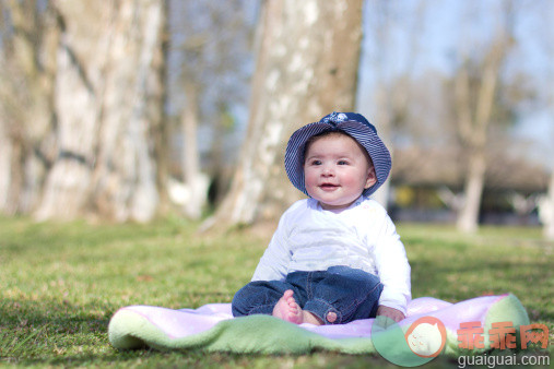 人,婴儿服装,帽子,户外,坐_157537020_Baby girl_创意图片_Getty Images China