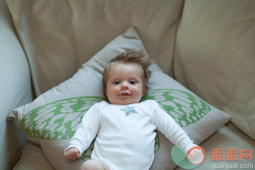 人,婴儿服装,椅子,室内,快乐_168498490_Infant girl lying on butterfly wing pillow_创意图片_Getty Images China