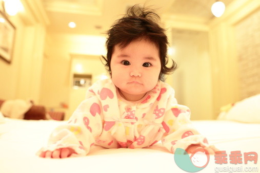 人,婴儿服装,床,二件式睡衣,室内_162528233_Baby in pajamas_创意图片_Getty Images China