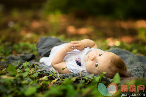 人,婴儿服装,四分之三身长,户外,棕色头发_498655713_Baby girl_创意图片_Getty Images China