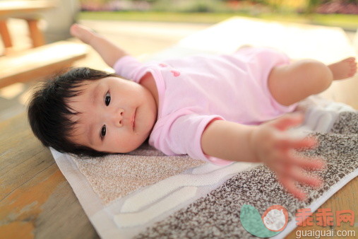 人,婴儿服装,户外,黑发,伸展_154938425_Baby girl on floor_创意图片_Getty Images China