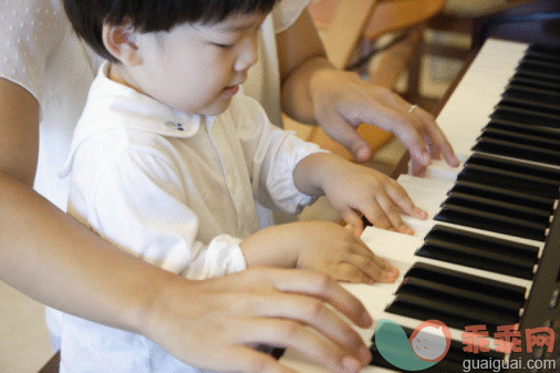 人,衣服,室内,中间部分,深情的_88797651_Side profile of a boy playing piano with his mother_创意图片_Getty Images China