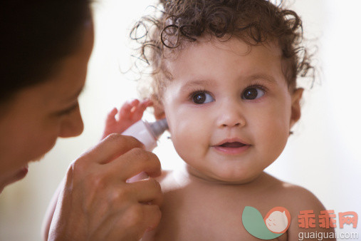 取得,人,健康保健,室内,35岁到39岁_138307842_Doctor examining baby girl's ear_创意图片_Getty Images China