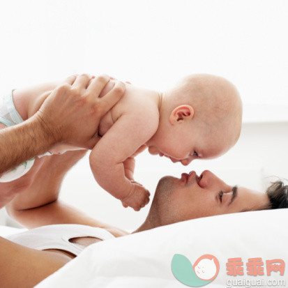 人,家具,住宅内部,床,生活方式_78774045_Father Holding Baby Girl_创意图片_Getty Images China