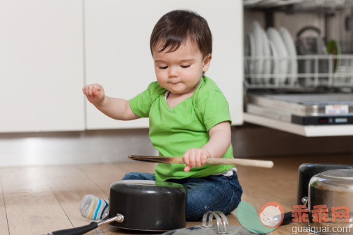 厨房,人,衣服,建筑结构,用具_145073802_Baby playing with pots and pans_创意图片_Getty Images China