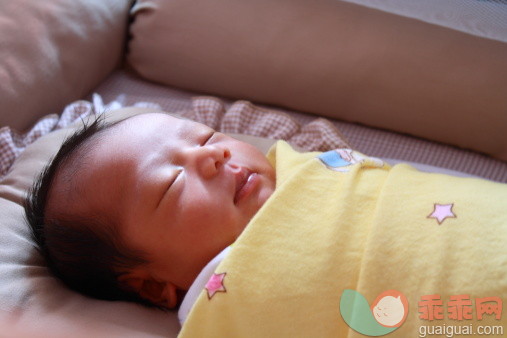 人,室内,毛巾,睡觉,星形_107639931_Sleeping Baby_创意图片_Getty Images China