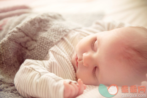 人,住宅内部,室内,卧室,毯子_480811909_Two month old baby boy asleep in crib_创意图片_Getty Images China