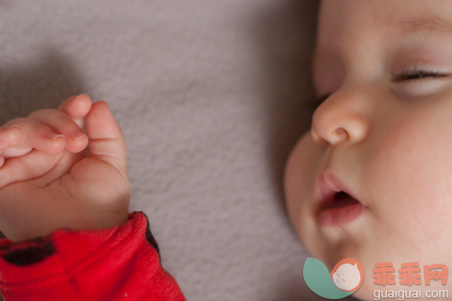 人,室内,人的脸部,白人,休息_487597533_Baby sleeping_创意图片_Getty Images China