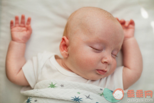 人,婴儿服装,床,室内,白人_134316525_Two month old baby boy sleeping_创意图片_Getty Images China