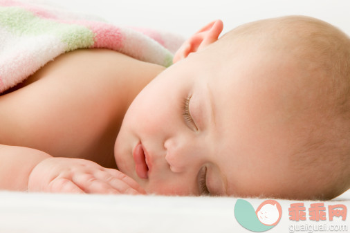 人,室内,毛巾,躺,休息_83296976_Portrait of sleeping baby_创意图片_Getty Images China