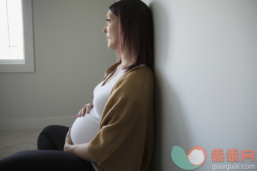 人,人生大事,生活方式,四分之三身长,室内_gic14288008_Pensive pregnant woman holding stomach looking away_创意图片_Getty Images China