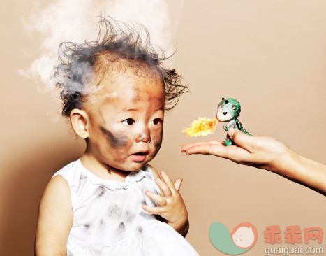 人,玩具,影棚拍摄,黑发,拿着_142523619_Baby and Dragon_创意图片_Getty Images China