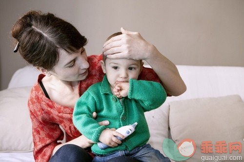 生病,税,发热,前额,家具_gic14893430_Fever in a child_创意图片_Getty Images China