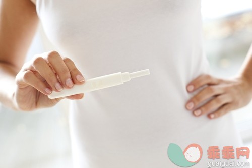 人,人生大事,健康保健,室内,中间部分_gic18011440_Woman taking pregnancy test_创意图片_Getty Images China