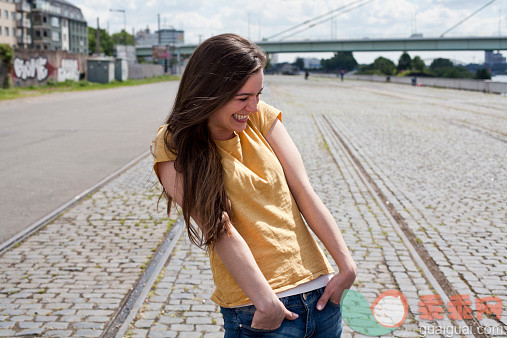 人,休闲装,四分之三身长,户外,25岁到29岁_522935275_Germany, North Rhine-Westphalia, Cologne, laughing young woman_创意图片_Getty Images China