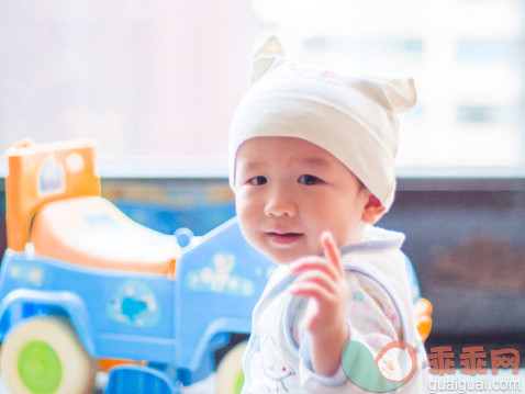 人,婴儿服装,室内,鸭舌帽,微笑_156232451_Smiling Face_创意图片_Getty Images China