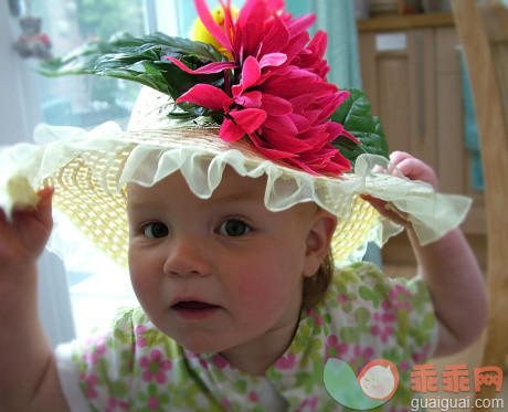 人,婴儿服装,帽子,12到17个月,室内_143213675_Child wearing Easter Bonnet_创意图片_Getty Images China