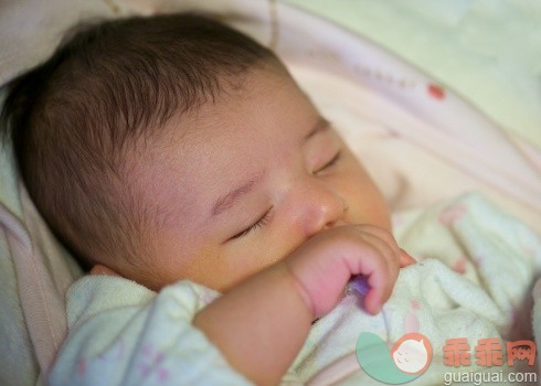 人,婴儿服装,室内,北欧血统,毯子_157472048_Infant girl sleeping with hand over mouth_创意图片_Getty Images China