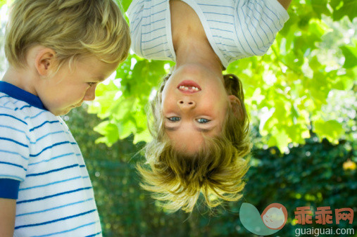 人,休闲装,T恤,户外,金色头发_103401412_Boys playing in garden and hanging on tree_创意图片_Getty Images China