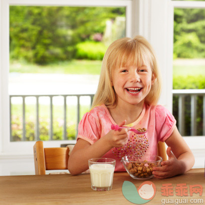 人,饮料,桌子,室内,碗_105762394_Happy girl eating_创意图片_Getty Images China