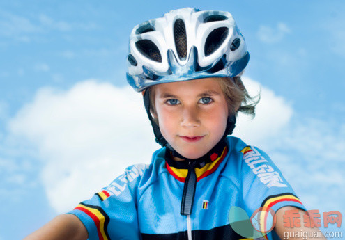 人,户外,骑自行车,自行车,云_103401409_Portrait of a  young boy wearing bike helmet_创意图片_Getty Images China