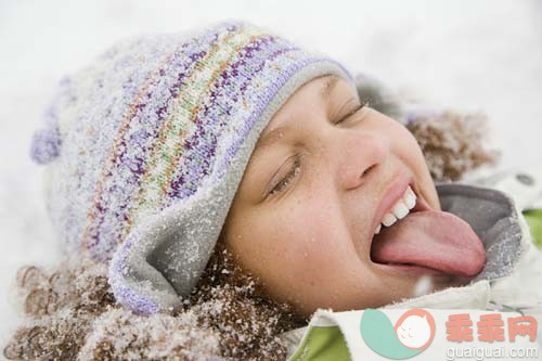 人体结构,户外,冬天,季节,雪_gic9574870_Girl in snow sticking out tongue_创意图片_Getty Images China