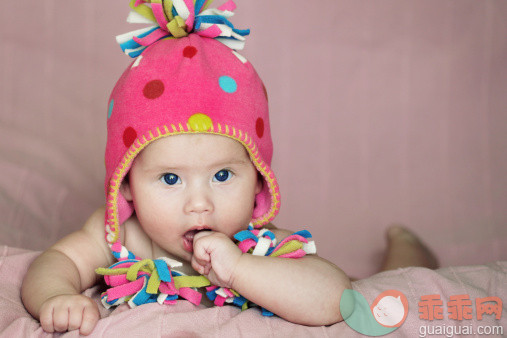 人,婴儿服装,室内,北欧血统,床单_153081985_Cute newborn baby girl in a hat_创意图片_Getty Images China