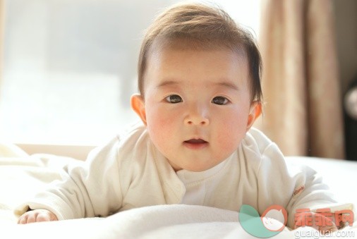 人,婴儿服装,床,室内,褐色眼睛_141760593_Portrait baby girl_创意图片_Getty Images China