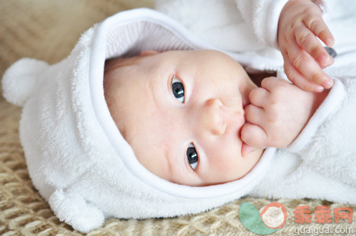 人,婴儿服装,室内,灰色眼睛,白色_159296495_Sweet Little Baby Girl With a Bear Ears Hoodie_创意图片_Getty Images China