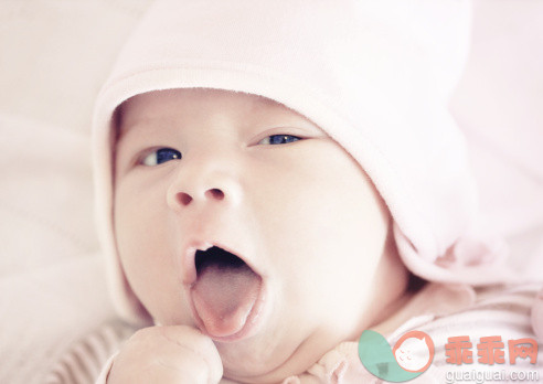 人,婴儿服装,室内,人的嘴,蓝色眼睛_161046759_Cute yawning sleepy newborn baby girl_创意图片_Getty Images China