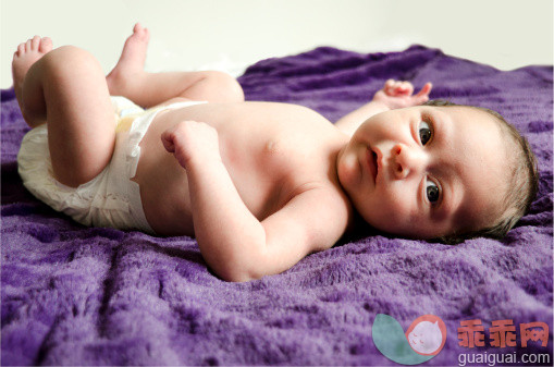人,婴儿服装,室内,棕色头发,毯子_150513673_Adorable baby_创意图片_Getty Images China