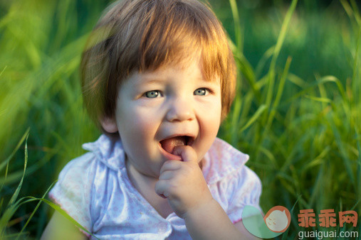 人,婴儿服装,户外,绿色眼睛,短发_487541973_Portrait of beautiful smiling girl_创意图片_Getty Images China