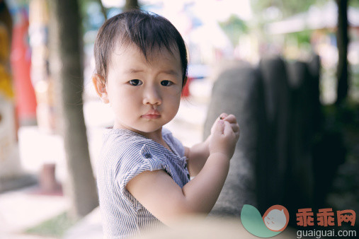 人,婴儿服装,户外,褐色眼睛,短发_478408061_2Y little girl_创意图片_Getty Images China