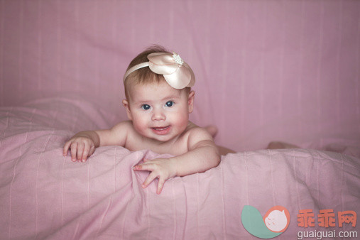 人,蓝色眼睛,棕色头发,北欧血统,微笑_152869293_Portrait of baby girl_创意图片_Getty Images China