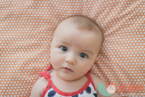 可爱的,摄影,人,婴儿服装,室内_508588975_Baby girl looking at camera_创意图片_Getty Images China