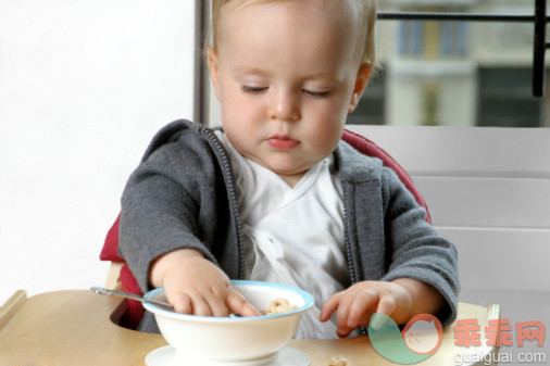 人,婴儿服装,饮食,室内,汤匙_sb10069715g-002_Baby boy (18-23 months) sitting on high chair with bowl of cereal, close-up_创意图片_Getty Images China