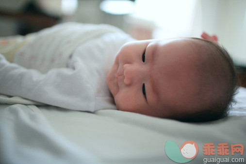 人,婴儿服装,床,室内,卧室_147635901_Newborn_创意图片_Getty Images China