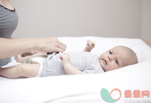 人,婴儿服装,尿布,人生大事,室内_gic14251440_Young woman dressing baby lying on changing table_创意图片_Getty Images China