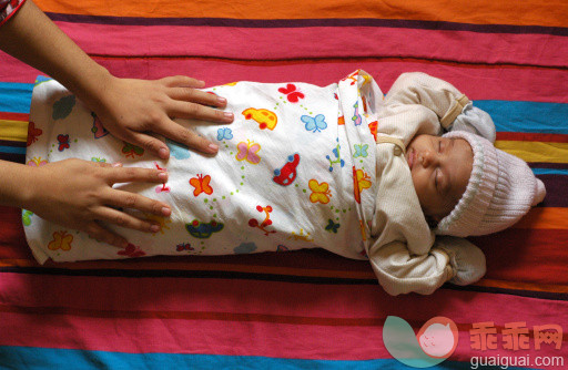 人,婴儿服装,室内,手,毯子_148172863_Baby sleeping_创意图片_Getty Images China