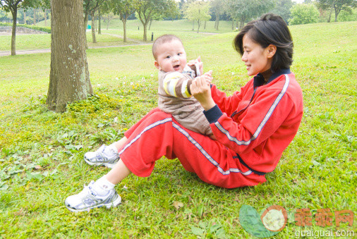 人,婴儿服装,2到5个月,户外,30岁到34岁_110953404_Mother and baby palys on grassland_创意图片_Getty Images China