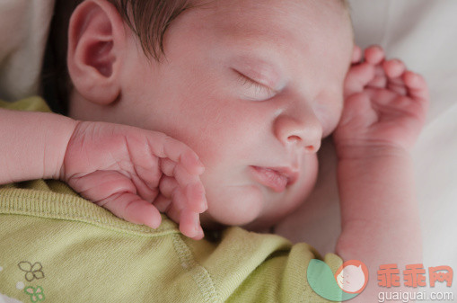 人,影棚拍摄,四肢,手臂,躺_160836326_Newborn baby boy sleeping peacefully_创意图片_Getty Images China