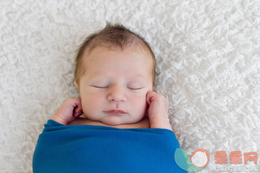 人,小毯子,室内,睡觉,蓝色_150750221_Sleeping newborn boy_创意图片_Getty Images China