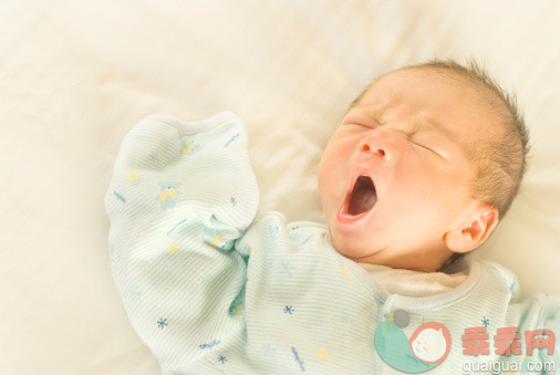 人,婴儿服装,床,室内,床单_106466836_Infant is yawning and want to sleep_创意图片_Getty Images China
