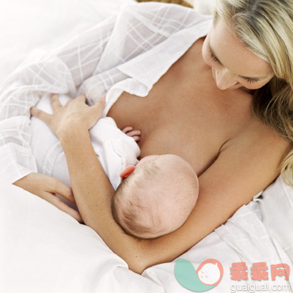 摄影,父母,母亲,核心家庭,单亲家庭_stk82488cor_portrait of a young mother breastfeeding her baby_创意图片_Getty Images China